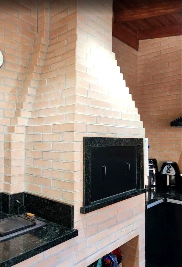 Churrasqueira em tijolo ecológico com bancada de granito